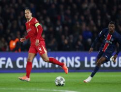 **Van Dijk Tepis Kritik ‘Malas’ dari Rooney dalam Pertandingan Liverpool vs PSG**