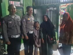 “Aksi Polisi Bantu Ibu Bawa Anak Bingung Kehabisan Tiket Bus Mudik: Kebersamaan dalam Krisis”