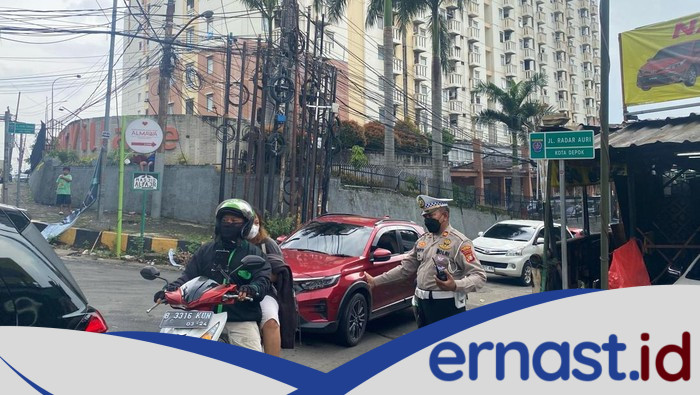 Truk Kontainer Mogok di Depok, 1,5 Jam Waktu yang Membuat Lalin Terurai!