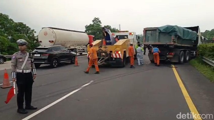 **Tragedi Tol Jagorawi: 3 Kendaraan Tabrak Beruntun, Sopir Diduga Mengantuk**