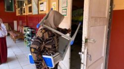 “Heboh Ortu Siswi SD di Lebak Gotong-gotong Pengganti Kursi Rusak: Sebuah Cerita Gotong Royong yang Menyentuh”
