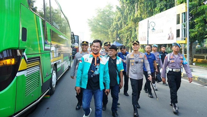 Polisi Kawal Ribuan Buruh Cilegon ke Monas, May Day Berlangsung Aman?