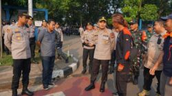 **Buruh Cikarang Berbondong ke Monas, Polisi dan TNI Siaga di Hari May Day**
