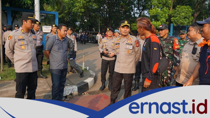 **Buruh Cikarang Berbondong ke Monas, Polisi dan TNI Siaga di Hari May Day**