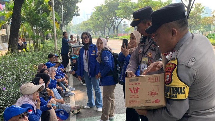 500 Dus Air dan Permen dari Polisi untuk Buruh, Simbol Empati di Hari Kerja Sedunia