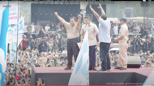 Aksi Prabowo Lepas Baju Safari, Gegerkan Media Tanah Air!