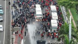 **Kronologi Anarko Menyusup hingga Bikin Kericuhan Demo May Day di DPR: Kisah Perjuangan yang Berujung Kericuhan**