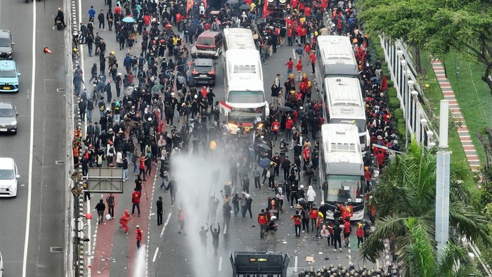 **Kronologi Anarko Menyusup hingga Bikin Kericuhan Demo May Day di DPR: Kisah Perjuangan yang Berujung Kericuhan**