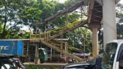 **Cerita Warga Ketakutan Lewat JPO Tanpa Pagar di Cakung: Krisis Akses yang Menyebalkan**