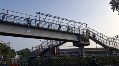 “Pemkot Bogor Bongkar Atap JPO Stasiun: Kondisi Berbahaya bagi Pengguna”