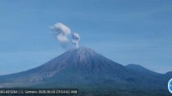 Gunung Semeru Meletus Tiga Kali, Letusan Mencapai 900 Meter!