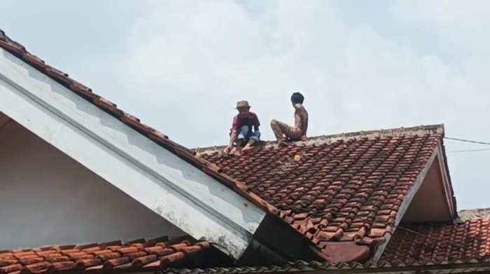 **ODGJ di Bogor Bikin Resah, Panjat Rumah Warga hingga Nginap Semalaman**