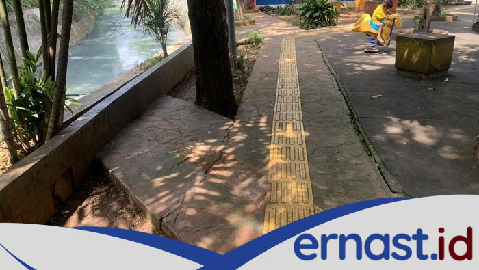 **Guiding Block Arah Sungai di Benhil Dibongkar, Warga Desak Peningkatan Pagar**