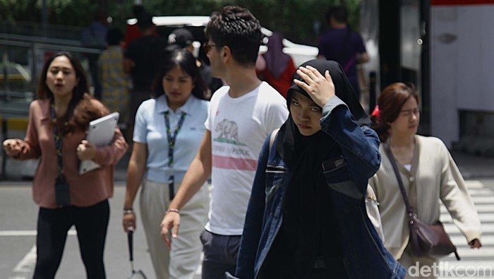 **Awas Risiko Heatstroke! BMKG Beri Tips Hadapi Cuaca Panas Ekstrem**