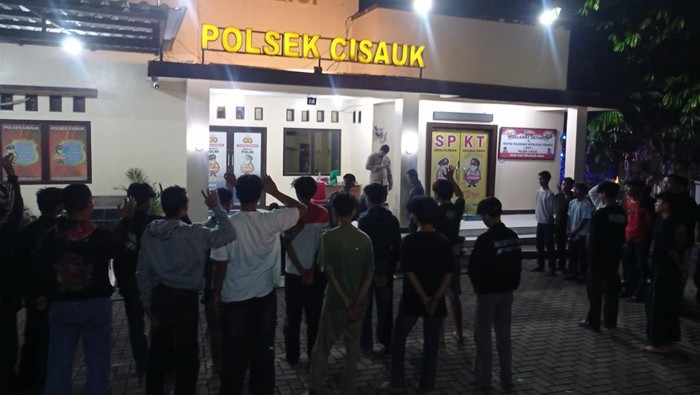 Puluhan Remaja dengan Molotov Siap Tawuran di Cisauk, Polisi Cepat Tindak!