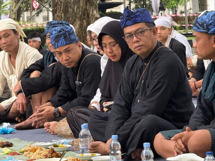 **Gubernur Banten Andra Soni, Pertama kali Sarapan Bareng Warga Baduy di Seba**