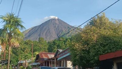 “9 Kali Gempa Embusan Gunung Karangetang Sulut: Waspadai Risiko Mendaki Saat Ini!”
