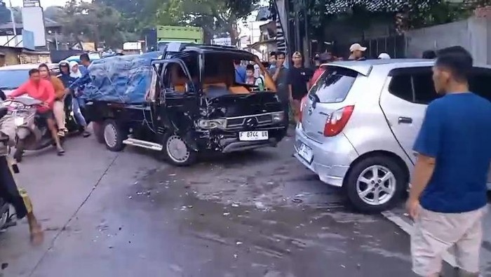3 Mobil Kecelakaan Beruntun di Jl Raya Bogor-Sukabumi, 2 Orang Terluka: Bencana di Jalan Raya yang Mengerikan