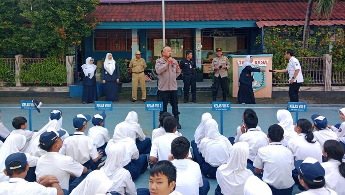 **Marak Tawuran di Jaktim, Polisi Masuk Sekolah Beri Penyuluhan**