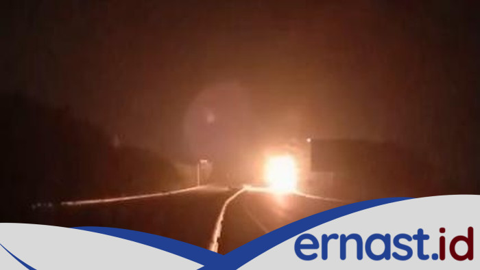 Truk TNI Diduga Angkut Amunisi Terbakar di Tol Gempol, Ledakan Terjadi di tengah Malam