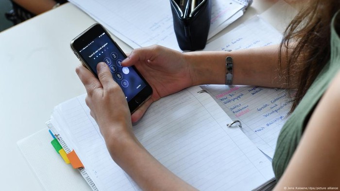 Jerman Bakal Larang Pelajar Ber-Handphone Ria di Sekolah? Inilah Ritual Menakjubkan yang Dilakukan!