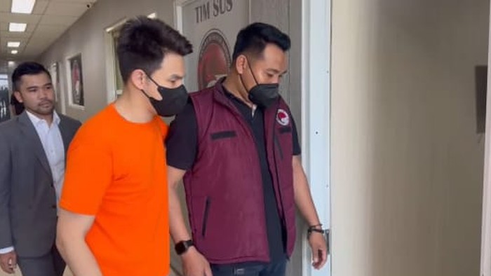 Tak Ditahan, Jonathan Frizzy Hadapi Wajib Lapor atas Vape Obat Keras