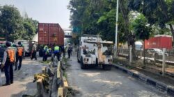 Truk Kontainer Pecah Ban Berujung Hantam Separator Busway di Jakbar: Petaka Lalu Lintas atau Masalah Kebijakan?