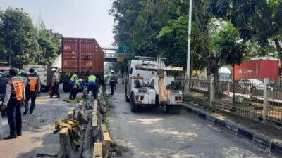 Truk Kontainer Pecah Ban Berujung Hantam Separator Busway di Jakbar: Petaka Lalu Lintas atau Masalah Kebijakan?