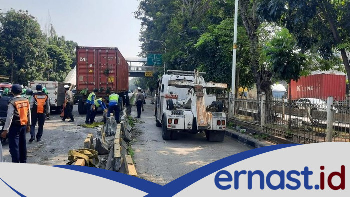 Truk Kontainer Pecah Ban Berujung Hantam Separator Busway di Jakbar: Petaka Lalu Lintas atau Masalah Kebijakan?