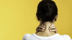 Leher Berkedut: Tanda Masalah Jantung atau Mitos? Dokter Spesialis Jelaskan