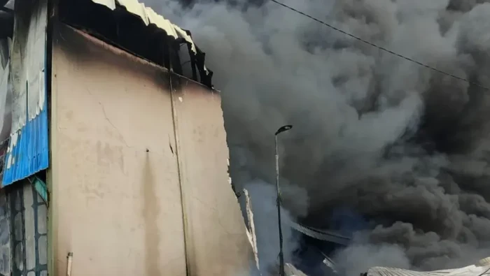 **Gedung Pabrik Helm di Cikupa Terpanggang, Warga Panik Lihat Asap Tebal**