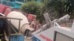 **Truk Molen Terguling di Bogor, Timpa Rumah Warga, Tak Kuat Nanjak di Jalan Menanjak**