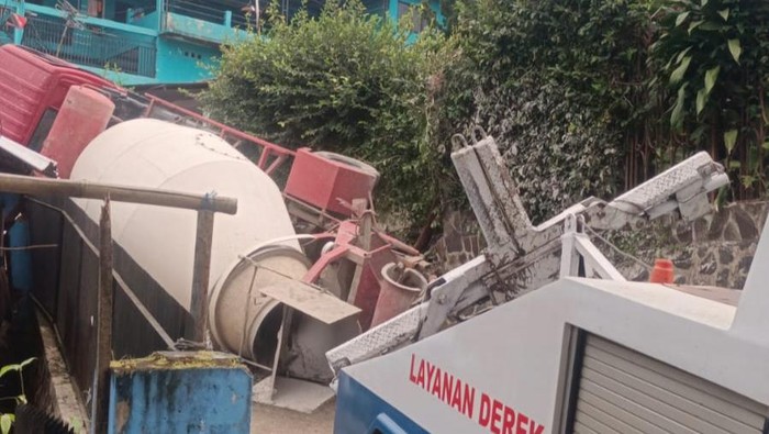 **Truk Molen Terguling di Bogor, Timpa Rumah Warga, Tak Kuat Nanjak di Jalan Menanjak**