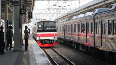 KRL Bogor-Jakarta Berhenti Darurat! Mobil Boks Tertabrak Dekat Stasiun Bojong Gede