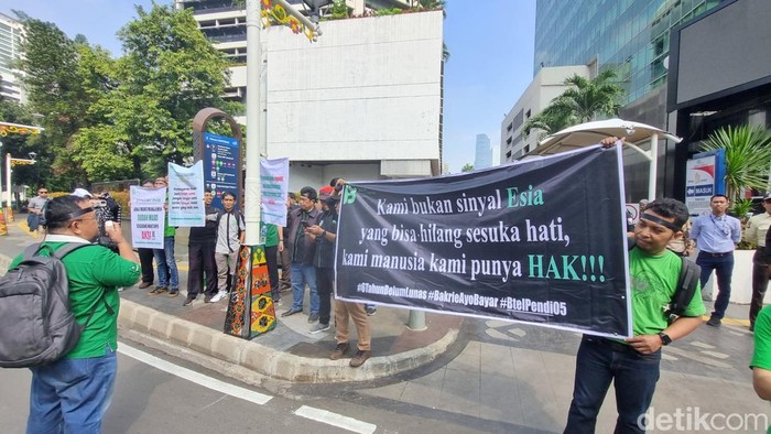 **Eks Karyawan Bakrie Telecom Demo, Minta Bayar Kompensasi PHK yang Terlambat**