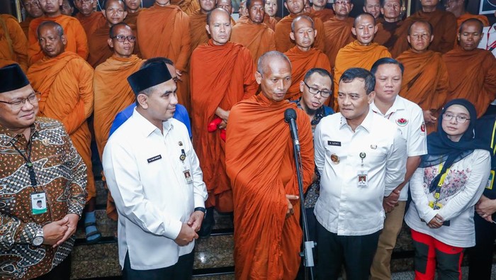 Gubernur Jawa Tengah Ahmad Luthfi Sambut Bhikku Thudong dari Thailand, tekankan Pentingnya Toleransi