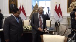 “Bill Gates Beri Kado Boneka untuk Bobby Kucing Prabowo: Pertemuan Menarik di Istana Negara”