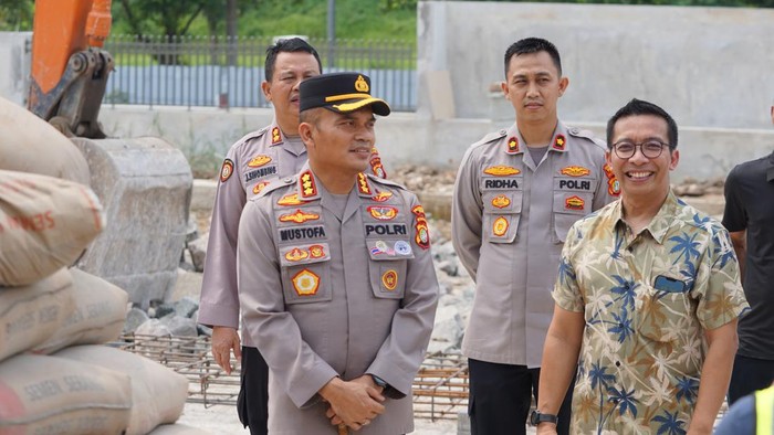 Polri Peduli, Polres Bekasi Berkontribusi Ratusan Semen untuk Gereja, Menunjukkan Keharmonisan Masyarakat