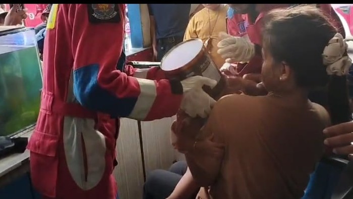 **Bayi Nyangkut di Kaleng Biskuit, Ibu di Jakut Berteriak Minta Bantuan Damkar**