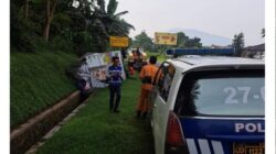 “Truk Boks Menjebol Parit Tol Jagorawi, Sopir Mengantuk Jadi Penyebabnya!”