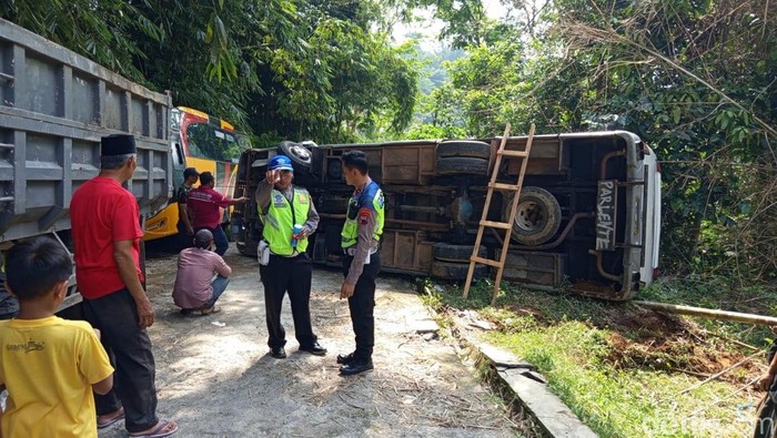 Bus Antar Jemput Terguling di Magelang, 19 Santri Terluka dalam Kecelakaan Mengerikan