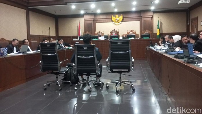 **Penyidik KPK: Firli Bahuri Sebar Info OTT Sebelum Hasto-Harun Ditangkap, Ini Fakta yang Terungkap!**