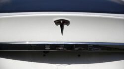 **Performa Penjualan Tesla Terpuruk di Eropa, Ditandingi oleh Dua Merek China**
