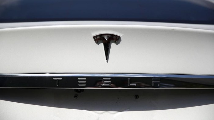 **Performa Penjualan Tesla Terpuruk di Eropa, Ditandingi oleh Dua Merek China**