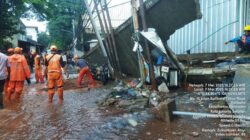 Ngeri! Tembok Tanggul Kalibata Roboh, Banjir Meneror Warga Jaksel