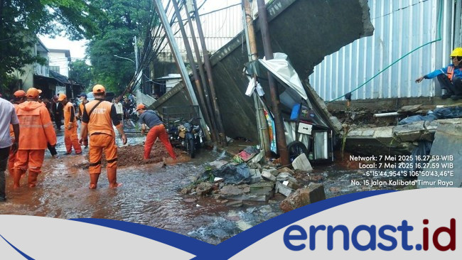 Ngeri! Tembok Tanggul Kalibata Roboh, Banjir Meneror Warga Jaksel