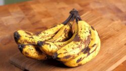 **Viral Kulit Pisang Bisa Hempas Kerutan Bak Suntik Botox, Ini Fakta dari Dermatolog**
