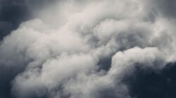 Ribuan Orang di Spanyol Terjebak di Rumah, Awan Beracun Menyerang!