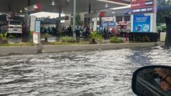 Hujan Deras, Jalan Raya di Ciputat Arah Pamulang Tergenang: Warga Rela Antri Lama demi Keselamatan