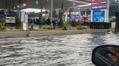 Hujan Deras, Jalan Raya di Ciputat Arah Pamulang Tergenang: Warga Rela Antri Lama demi Keselamatan